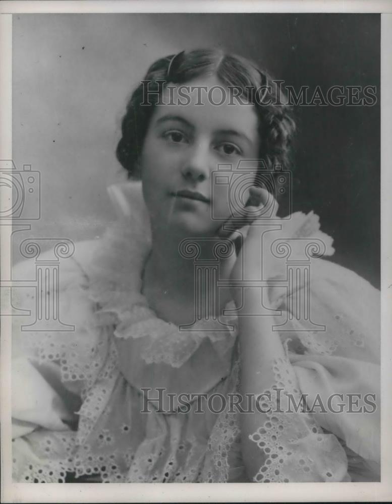 1939 Press Photo Hazel Whitaker Graduates Grade School in New Haven - Historic Images