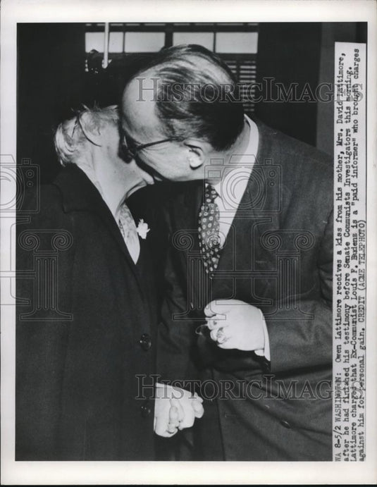 1950 Press Photo Owen Lattimore receives a kiss from his mother - Historic Images