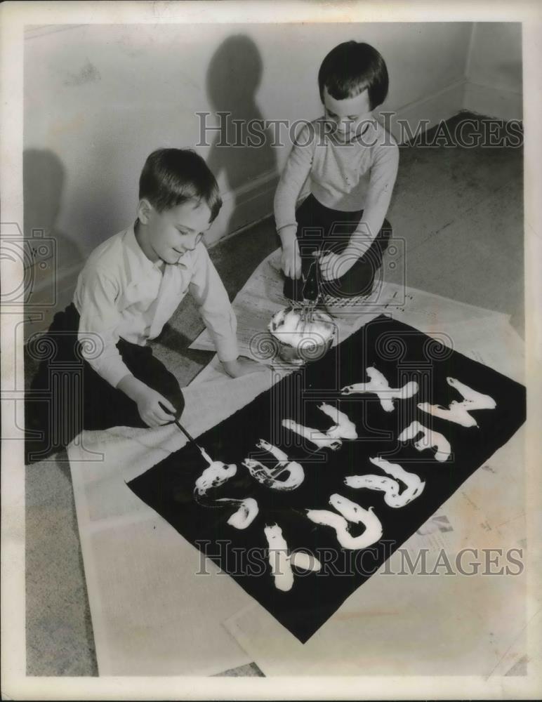 1957 Press Photo Sis and Junior preparing holiday greeting - Historic Images