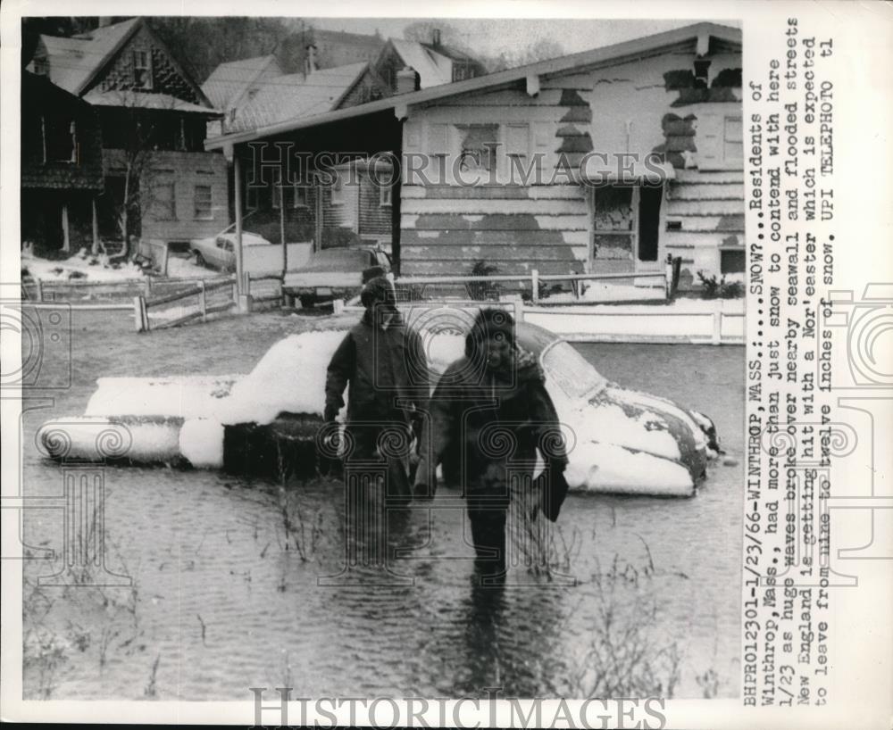 1966 Press Photo Residents of Winthrop Mass - Historic Images