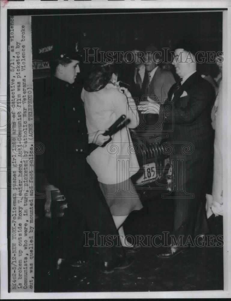 1942 Press Photo NYC policeman &amp; Anti-Communist protestors at the Roxy - Historic Images