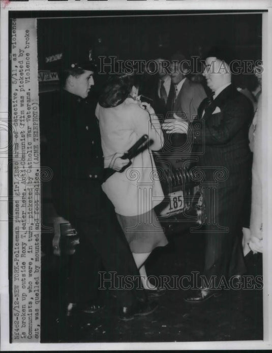 1942 Press Photo NYC policeman & Anti-Communist protestors at the Roxy - Historic Images