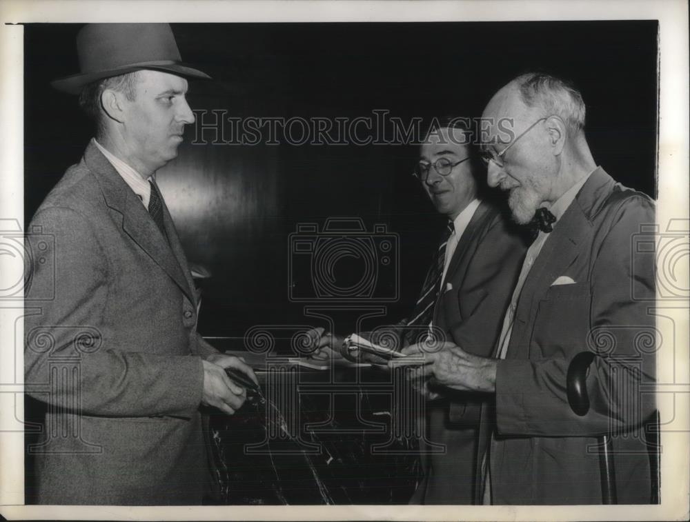 1943 Press Photo Robert E. Bondy Interviewed By Reporters LaGuardia Airport - Historic Images