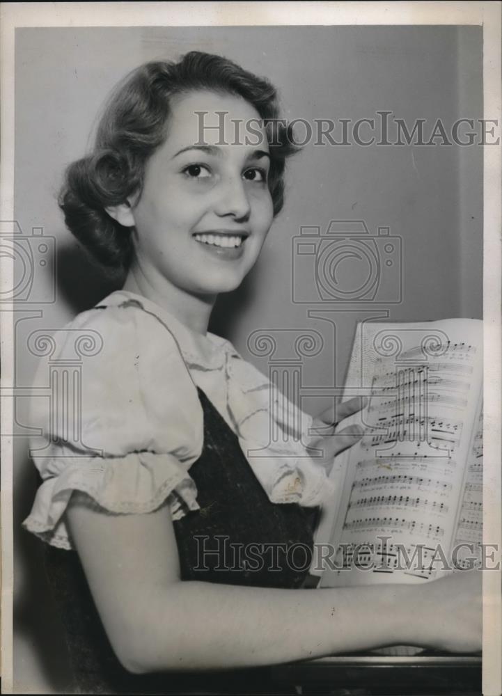 1937 Press Photo Miss Beverly Lane of the Chicago City Opera Company studying - Historic Images