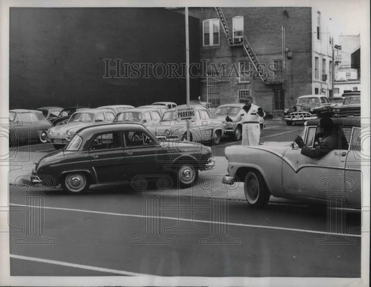 1959 Press Photo Attendant Skip Rusk Signals Renault Driver into Parking Lot - Historic Images