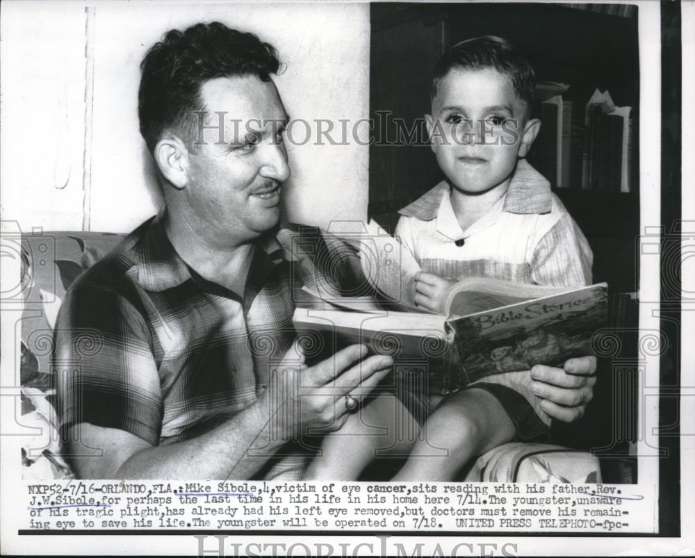 1956 Press Photo Orlando, Fla. Mike Sibole, 4 with eye cancer reads to dad JW - Historic Images