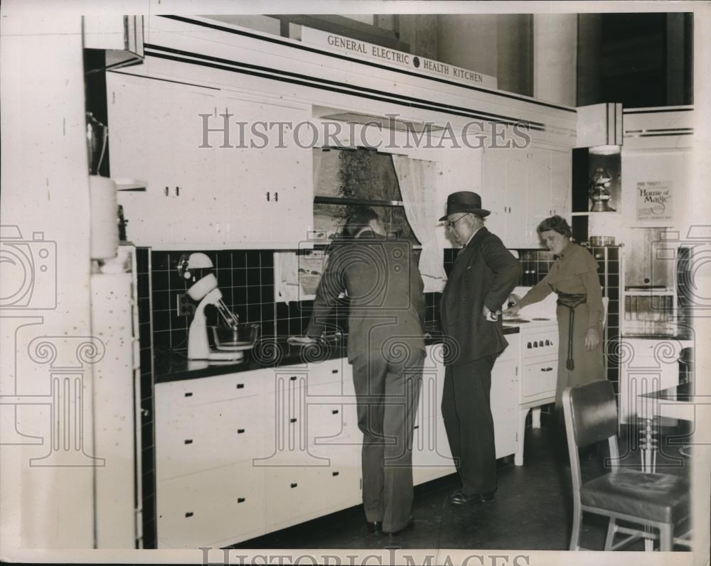 1935 Press Photo Visitors at Natl Electric &amp; Radio Expo in NYC - Historic Images