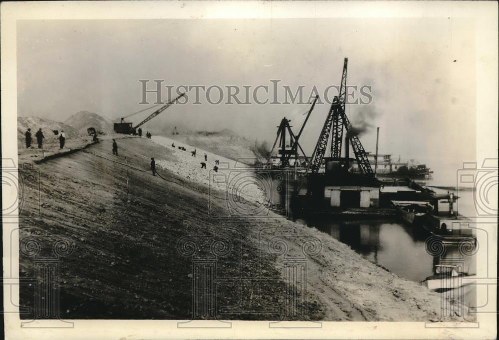 1934 Press Photo workers on the Dutch Bend bank revetment on Ohio River - Historic Images