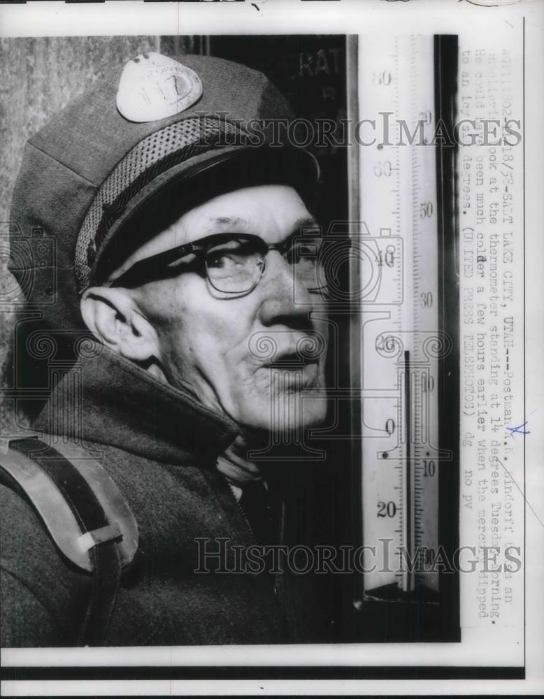 1958 Press Photo Postman A.N. Lindorff Shows Thermometer 14 Degrees in Utah - Historic Images