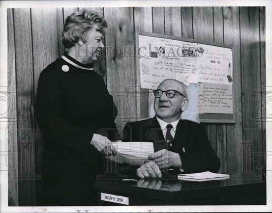 1969 Press Photo Florenve Connelly Manager Of Crestview Park Apartments - Historic Images
