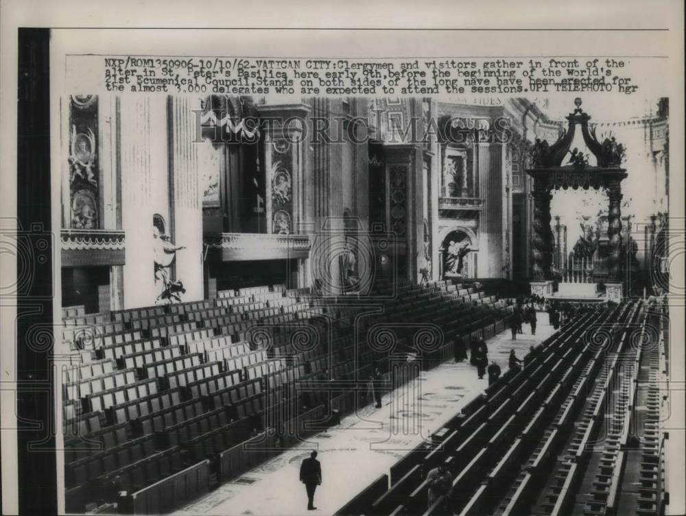 1962 Press Photo Visitors in Front of Alter in St. Peter&#39;s Basilica - Historic Images