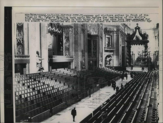 1962 Press Photo Visitors in Front of Alter in St. Peter's Basilica - Historic Images