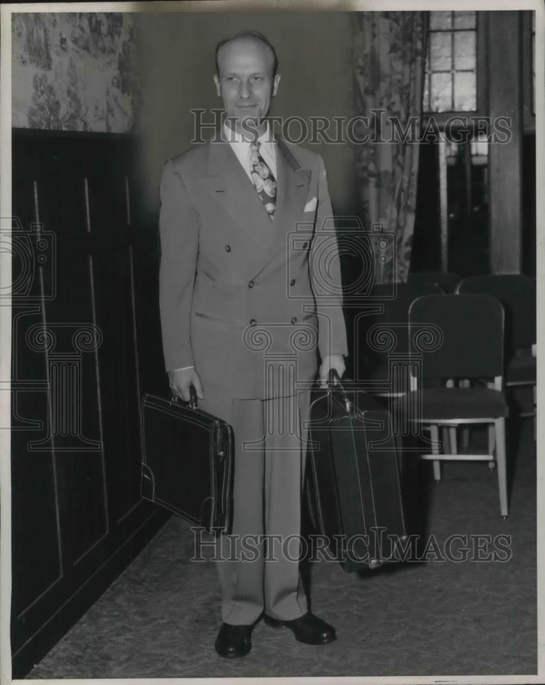 1947 Press Photo LA Thompson Businessman Portrait - Historic Images