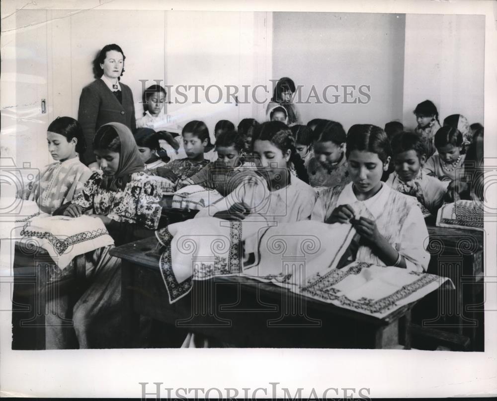 1952 Press Photo Moroccan Girls Learn Embroidery In Class - Historic Images