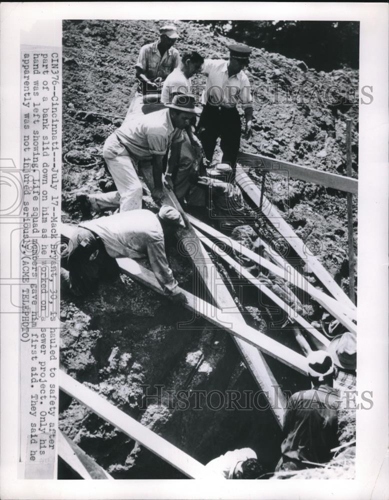 1950 Press Photo Cinncinati, Ohio Mack Bryant pulled to safety at sewer project - Historic Images