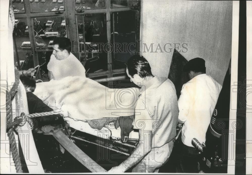 1961 Press Photo Doctors at the Hartford Conn Hospital taking down patients - Historic Images