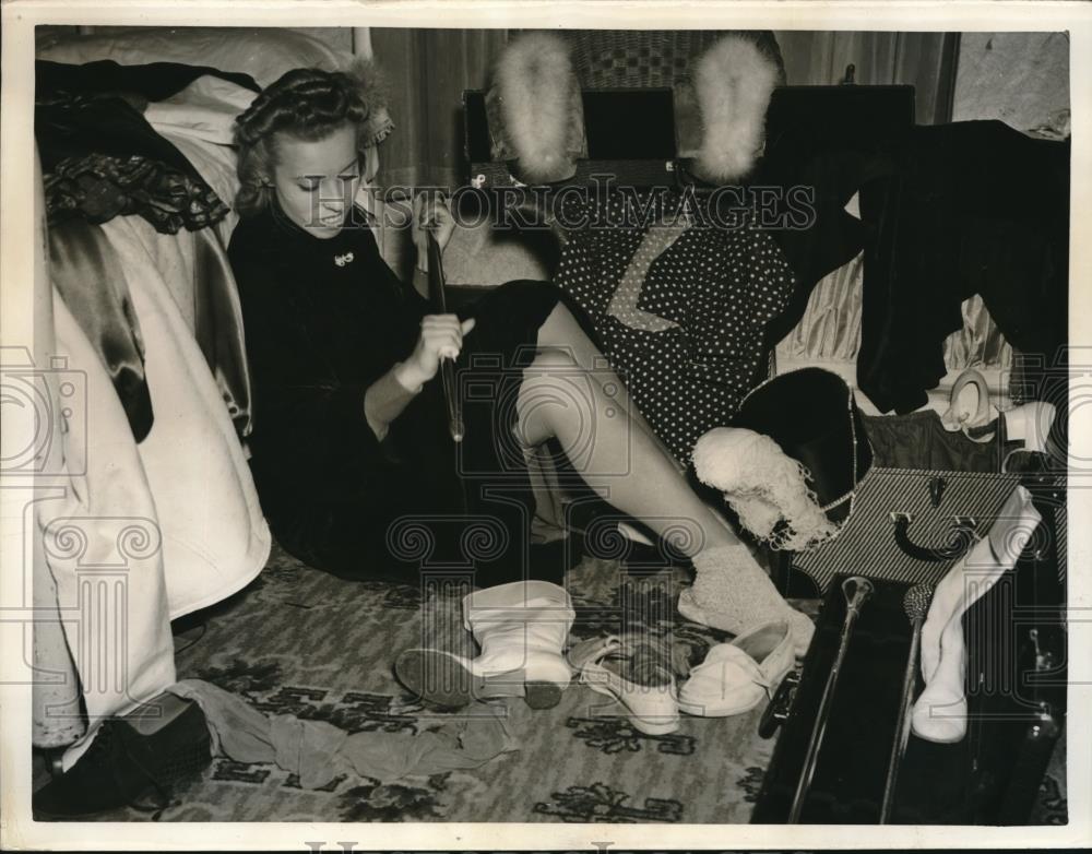 1939 Press Photo Elise Crabtree &amp; her traveling cases - Historic Images