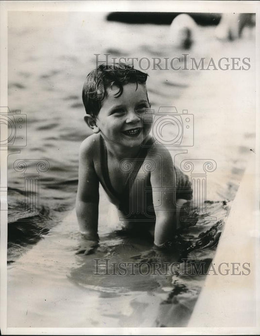 1939 Press Photo Billy Bogert at Lido Country Club Pool in Long Island - Historic Images