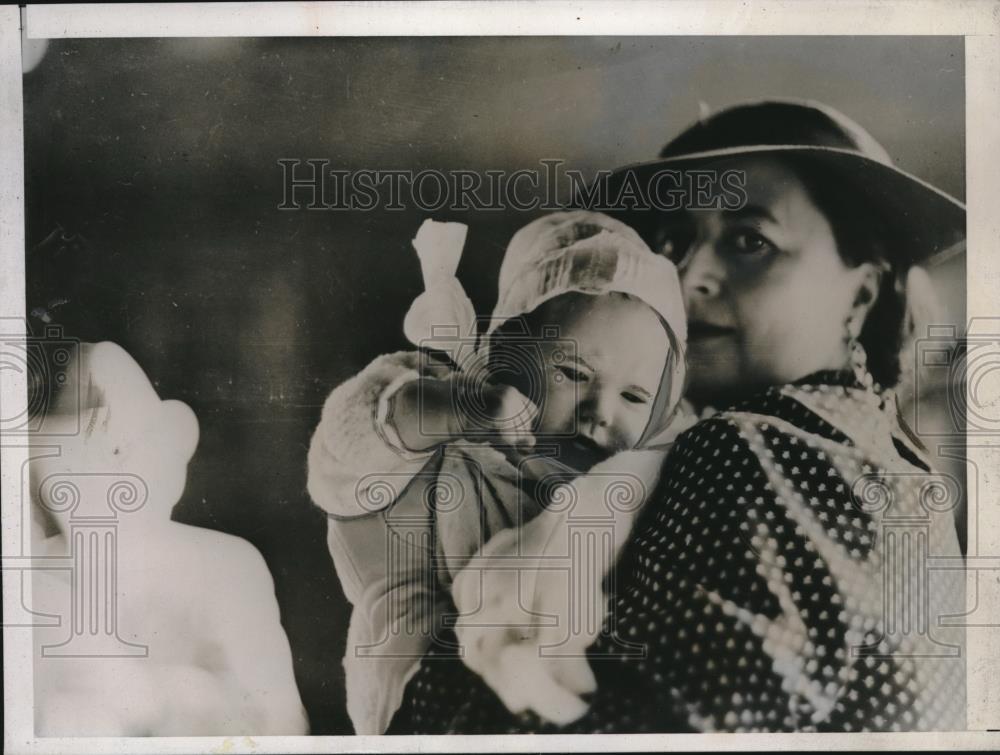 1935 Press Photo Mrs. Charles McNary &amp; Daughter Charlotte Taking Infant To Home - Historic Images