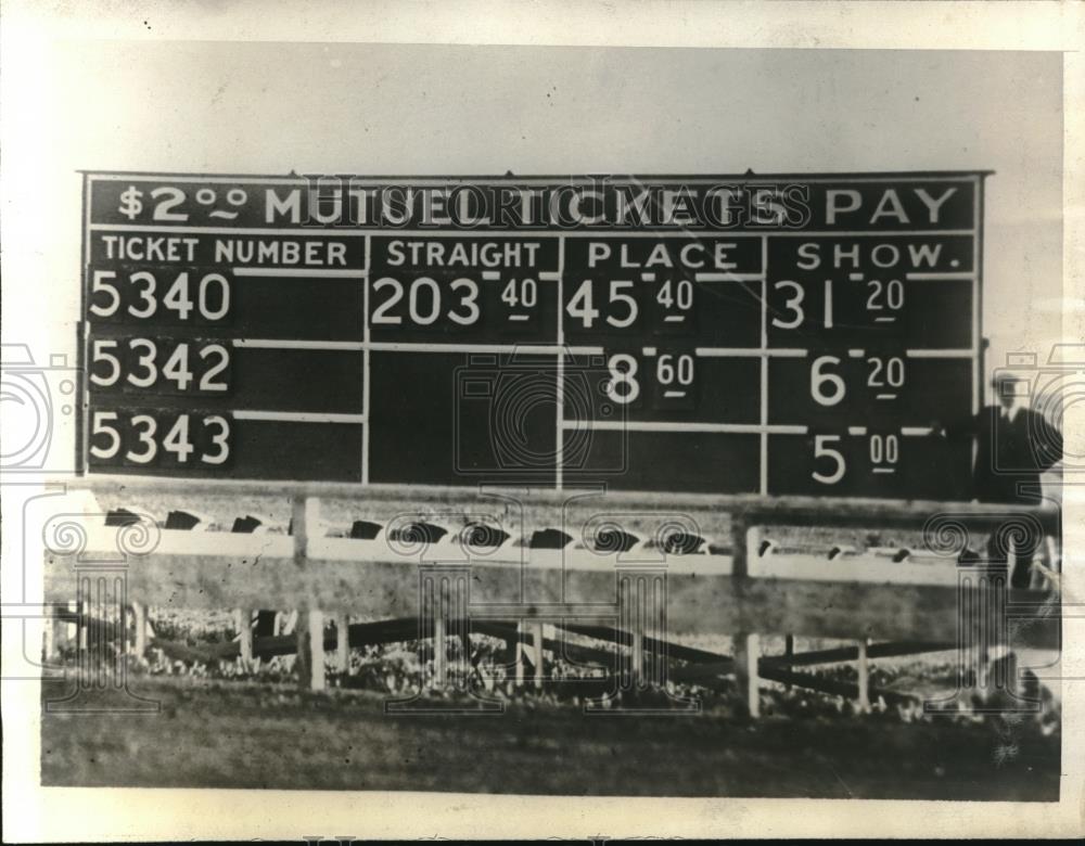 1930 Press Photo Board Shows Odds Against Crystal Pennant In Upcoming Race - Historic Images