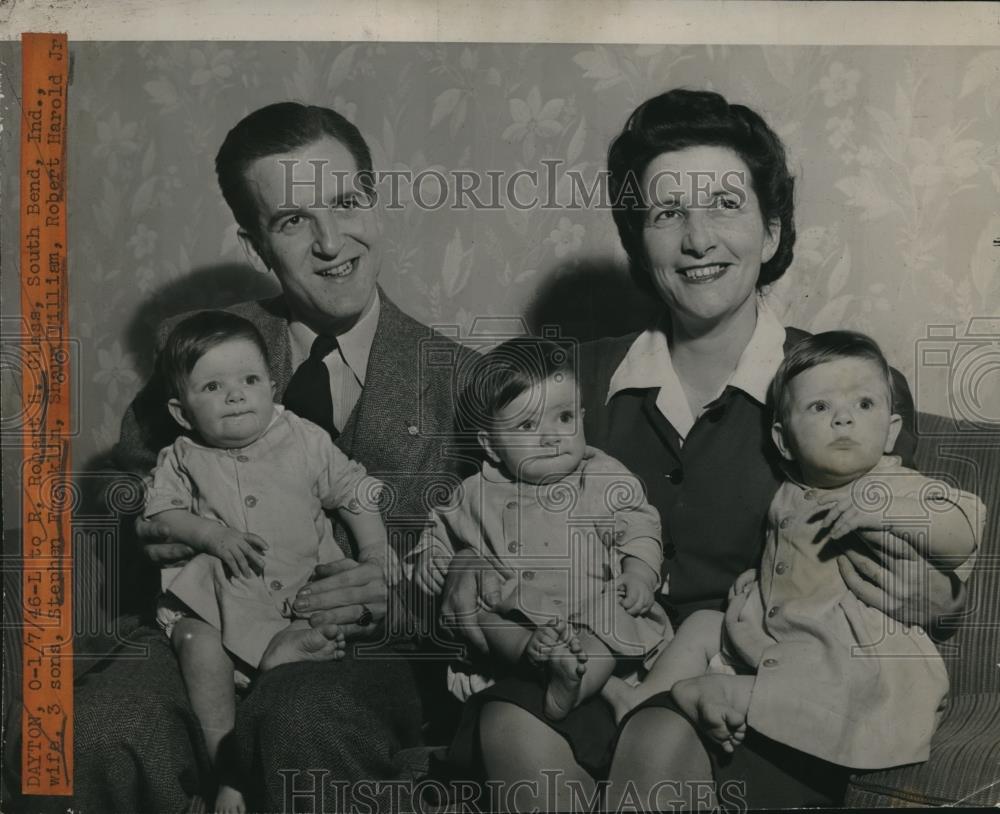 1946 Press Photo Robert H. Glass with Family, Stephen, Shaun &amp; Robert Jr. - Historic Images