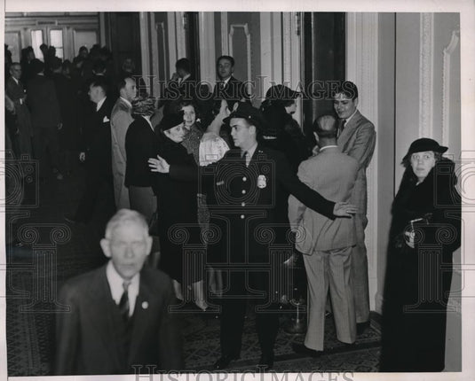1937 Press Photo Capitol Police Control Crowds In Gallery Corridor Of House - Historic Images