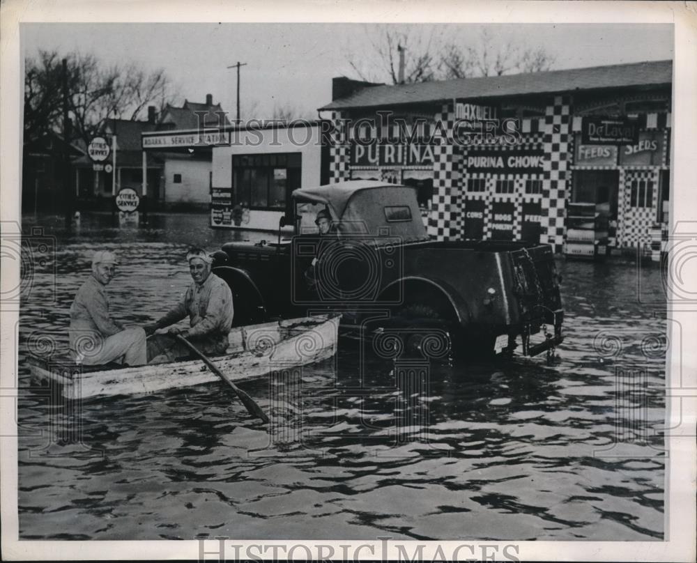 1947 Press Photo Wichita, Kan. ferry service in flood waters from rain - Historic Images