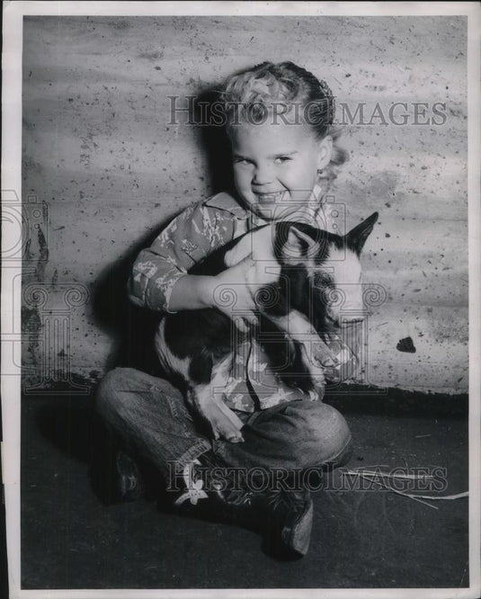 1952 Press Photo Young Dana Akridge from Gruver Texas holding young pig - Historic Images