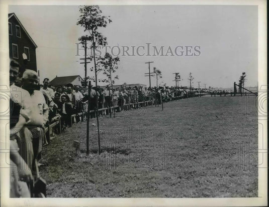 1945 Press Photo Wood Ridge, NJ Wright Aeronautical Corp employees in pay line - Historic Images