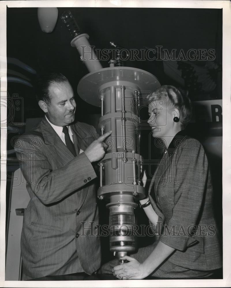 Press Photo Power output for UHF Television Tube Nelson, Eileen Horner - Historic Images