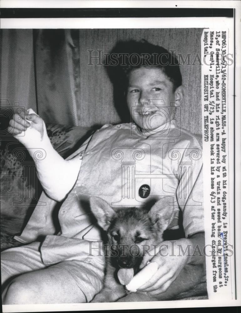 1962 Press Photo Everett Knowles jr. right arm severed and reattached and dog - Historic Images