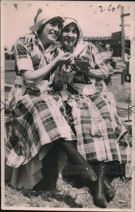 1923 Press Photo Marie Coovey and Bessie Carr Eating Strawberries - Historic Images