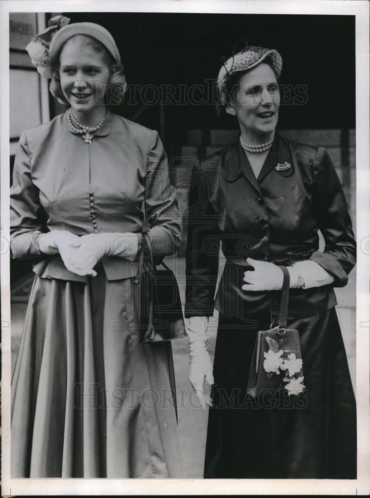 1949 Press Photo Sharman Douglas &amp; Her Mother Mrs. Lewis Douglas - Historic Images