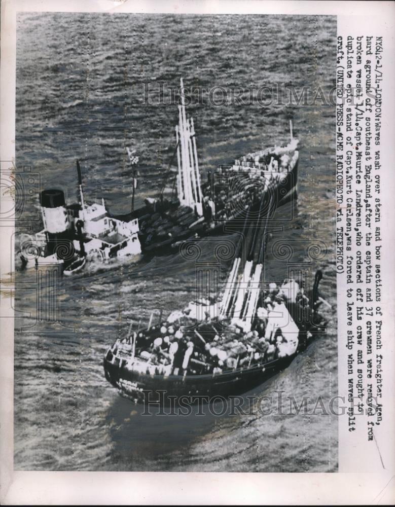 1952 Press Photo Waves Wash Over Stern Of French Ship Agen After Running Aground - Historic Images