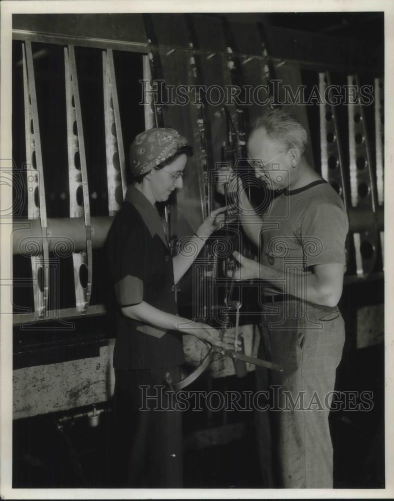 1944 Press Photo Fisher Body Bonder Plant RIta McManamon &amp; Earl Kennedy - Historic Images