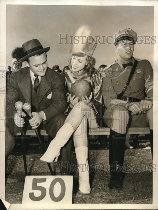 1939 Press Photo Elsie W/ State Trooper and VIP Football Player Jack Crain - Historic Images