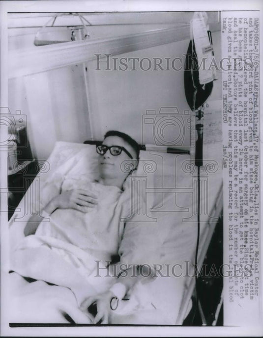 1963 Press Photo Fred Wallace Lies In Baylor Medical Center Given Record Blood - Historic Images