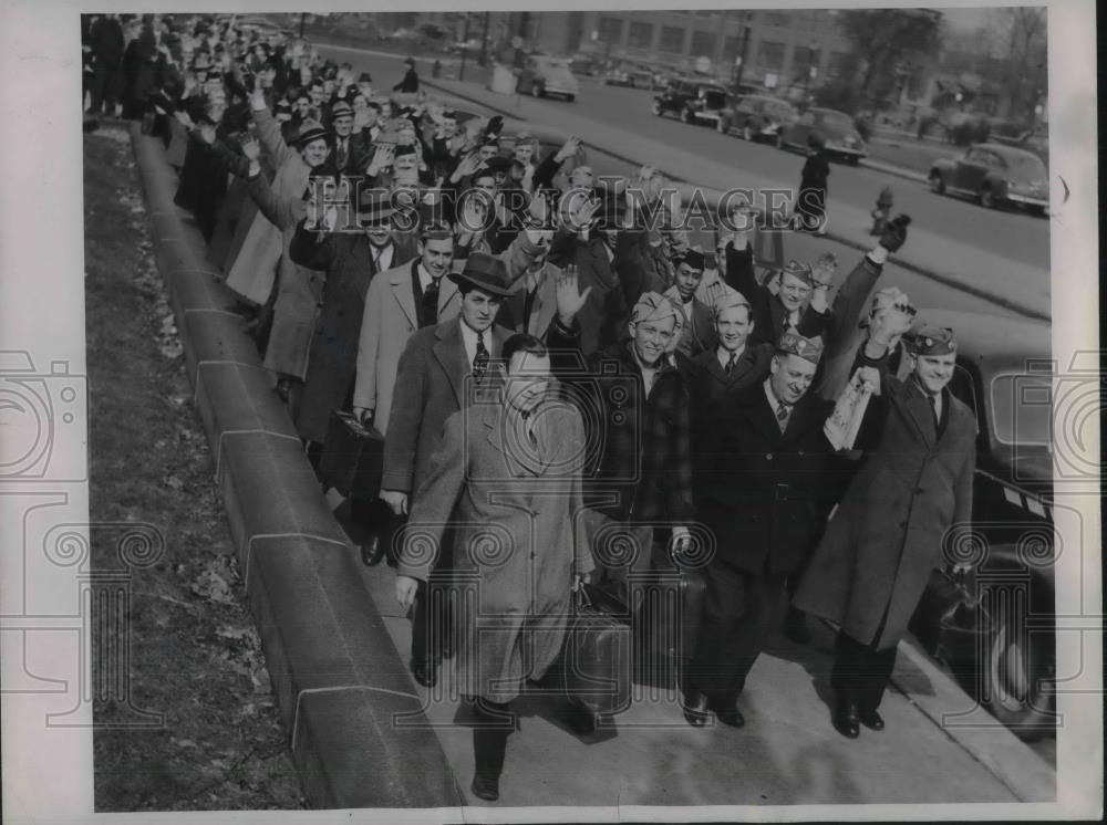 1943 Press Photo CIO committeemen from GE for Army camp,W Reuther - Historic Images