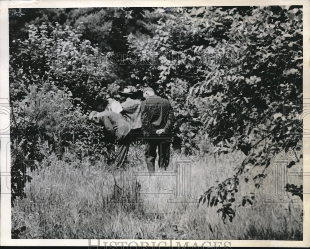 1944 Press Photo FBI searching woods after body was found - Historic Images