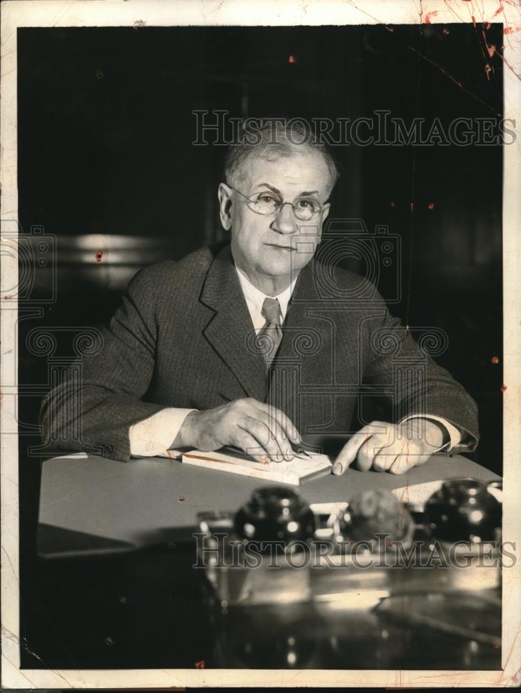 1933 Press Photo Secy of the Interior Harlid Ickes at his desk - Historic Images