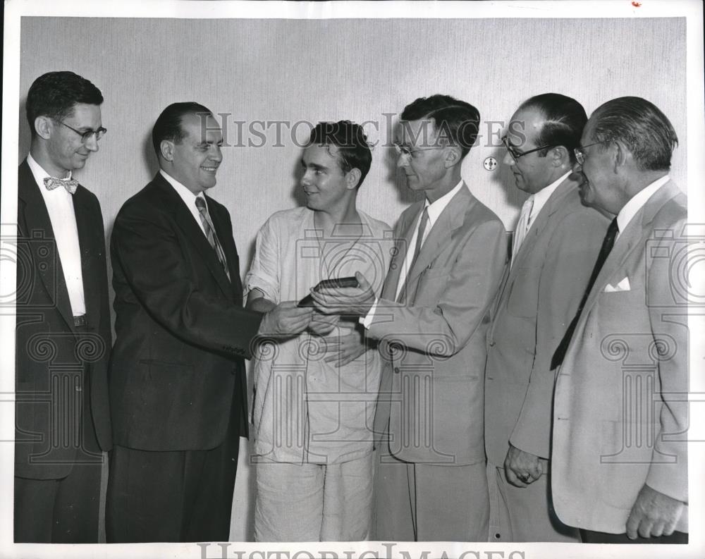 1955 Press Photo Newsom honored as hero after intercepting holdup Baltic Hotel - Historic Images