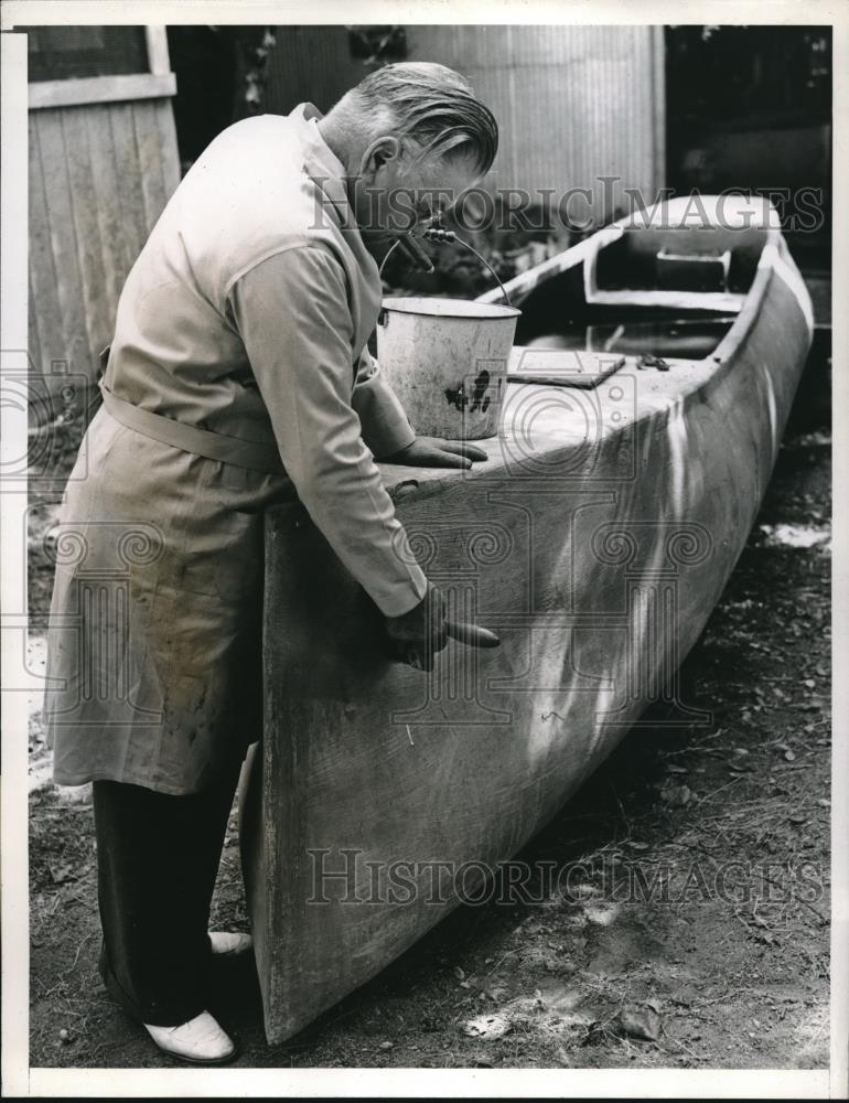 1941 Press Photo Inventor Christian Paul Works On New Rock Bottom Boat - Historic Images