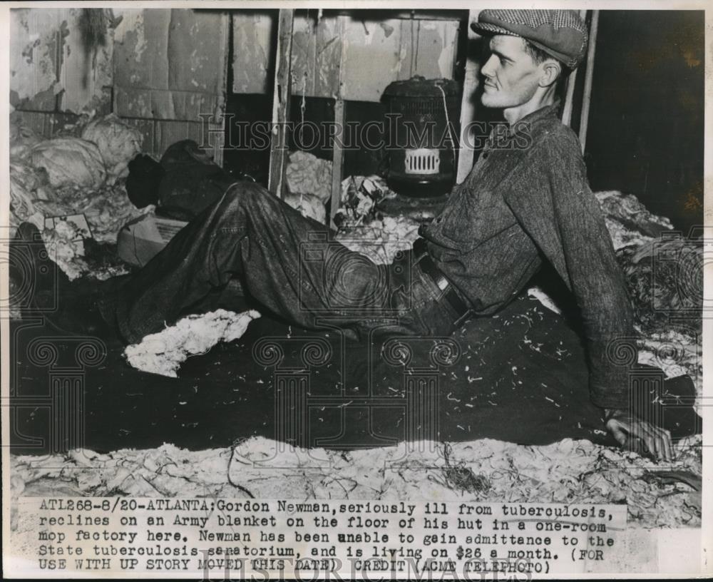 1964 Press Photo Gordon Newman living in a mop factory in Atlanta Ga - Historic Images