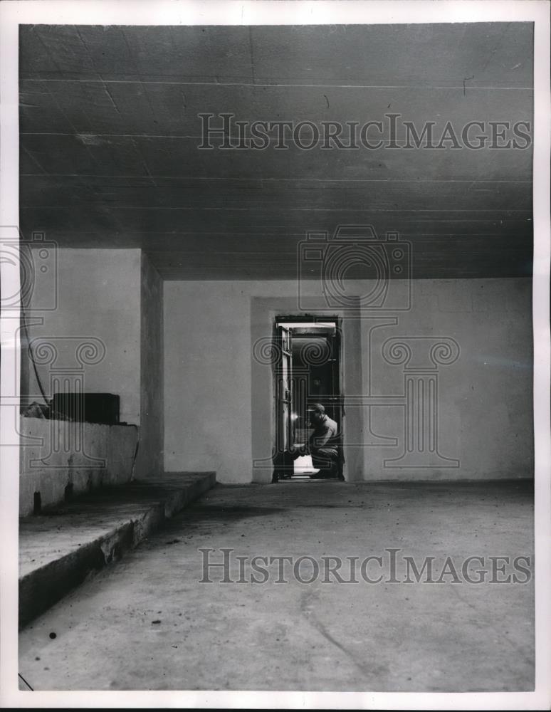 1951 Press Photo Worker Labors on Steel Doors of a Vault - Historic Images