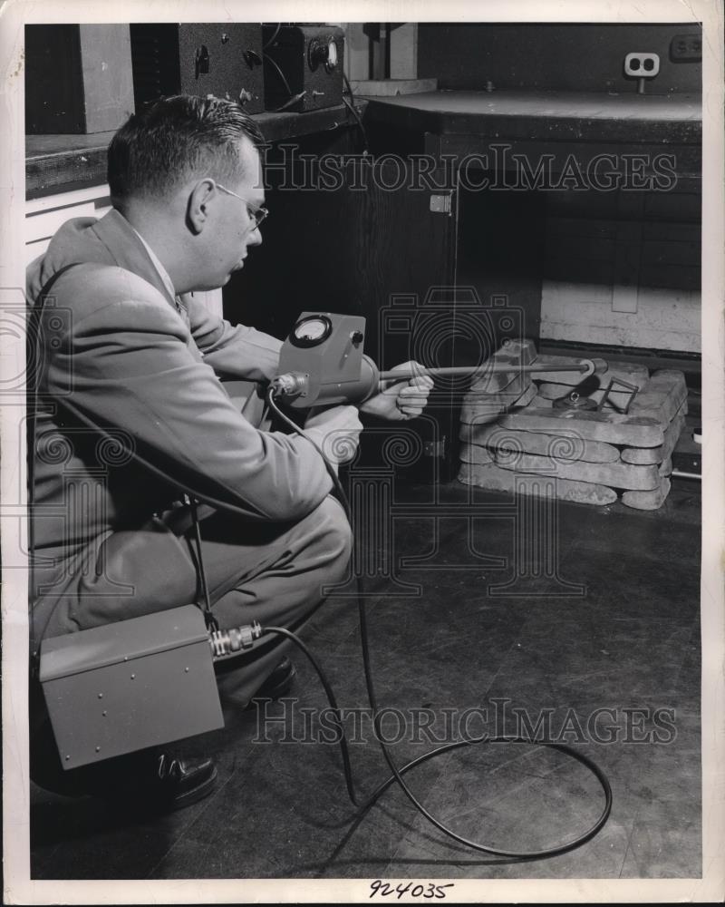 1949 Press Photo Engineer Charles Lemmond, General Electric Company - Historic Images