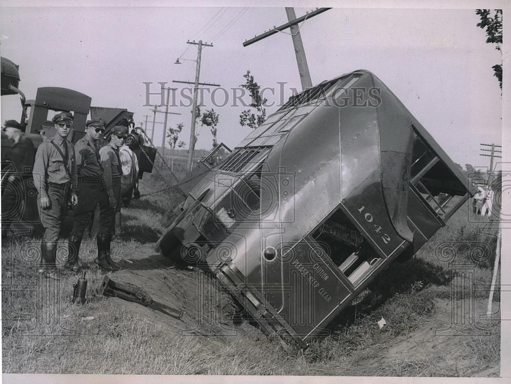 1935 Press Photo A Chicago Motor Coach Company bus after crashing - Historic Images