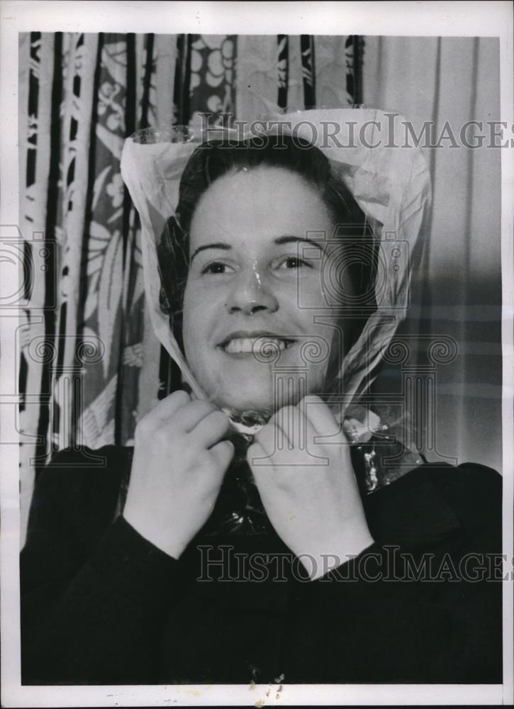 1937 Press Photo Woman wears cellophane cap at Inventors meeting in Los Angeles - Historic Images