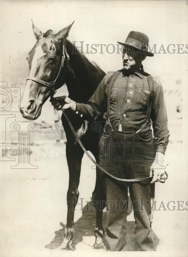 1929 Press Photo W. LaPerle fireman and horse Lucky Baldy - Historic Images