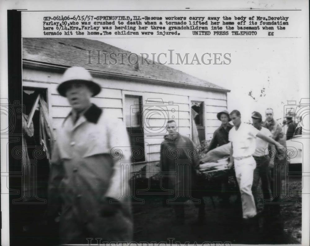 1957 Press Photo Dorothy Farley crushed by her house during tornado, Springfield - Historic Images