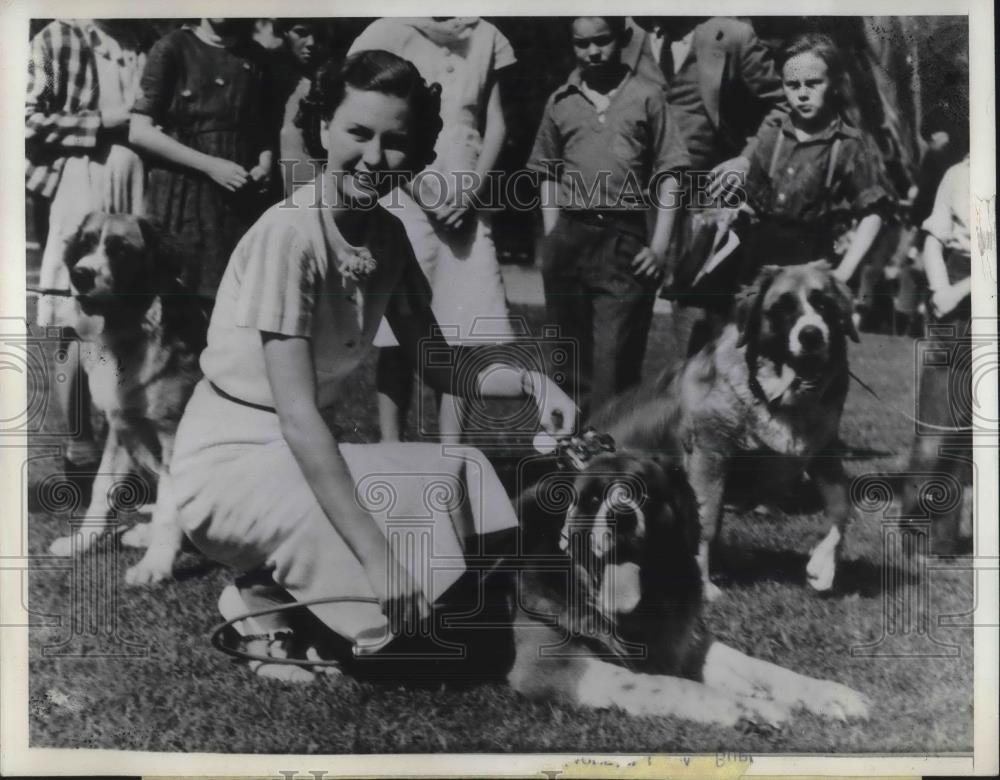 1937 Press Photo Gwen Griffen with Prince Pluto - Historic Images